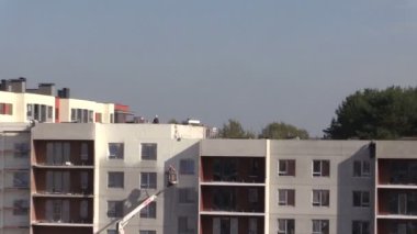 İşçiler yeni bina modern ev cephe duvarları beyaz boya