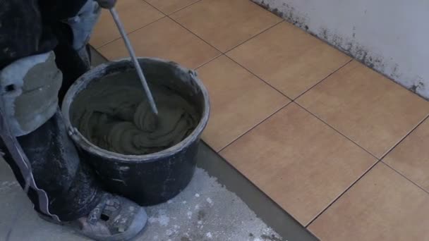 Hand mix kakel cement med maskin verktyg på kök — Stockvideo