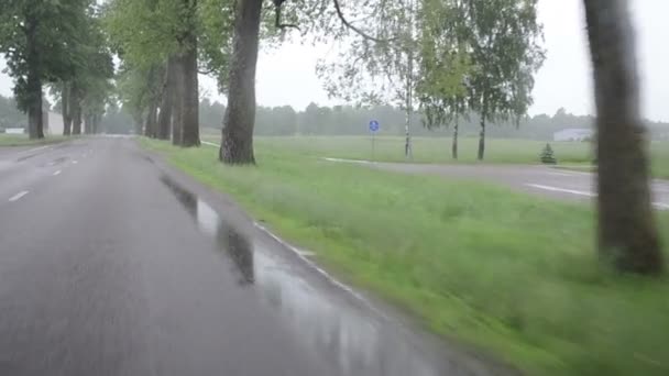 Pluie tomber sur voiture voiture voiture pare-brise conduire sur la route — Video