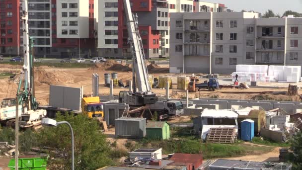 Crane lossen appartementenblok — Stockvideo