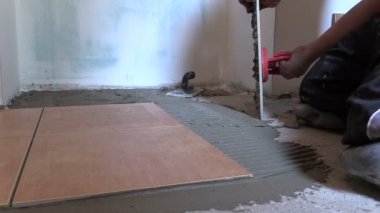 Özel aracıyla tamirci işçi yer zemin fayans