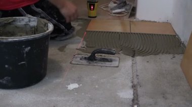 Adam yakınlaştırma karo çimento yüzeyi ile lazer dişli düzeltmek