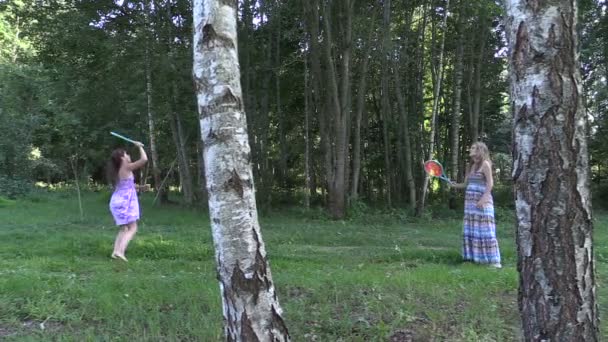 Mulher grávida com filha menina jogar badminton jogo no parque — Vídeo de Stock