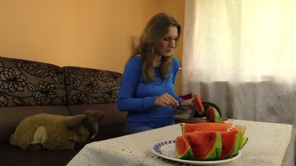 Těhotná dívka si kameny z zralý meloun ovoce a jíst — Stock video