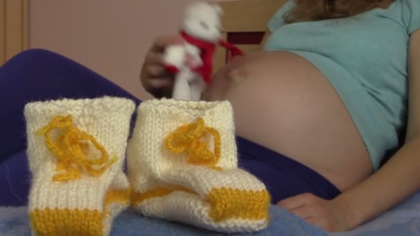 Woolen shoes for baby and pregnant woman girl play with cat toy — Stockvideo