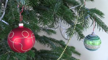 Noel ağacı topu oyuncaklar ve dekorasyon ve beyaz yanıp sönme garland