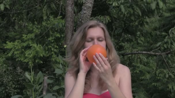 Belle jeune femme enceinte souffler ballon dans le jardin — Video