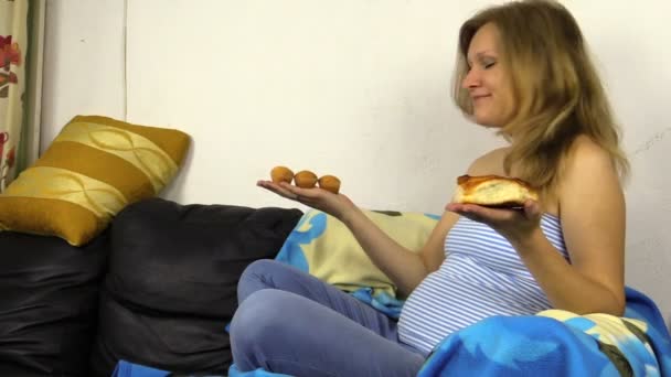 Hladoví těhotná žena učinit rozhodnutí, co jíst. Drdol nebo dorty.