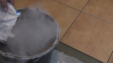 Adam kova için özel döşeme yapıştırıcı karışımı dökün. Closeup çekim