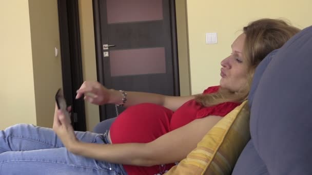 Mujer embarazada juguetona tomar fotos autorretrato en el teléfono móvil — Vídeos de Stock