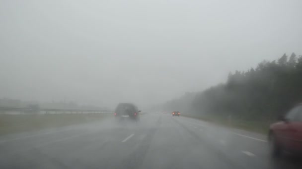 La lluvia cae terribles coches de carretera imagen del parabrisas del coche — Vídeos de Stock