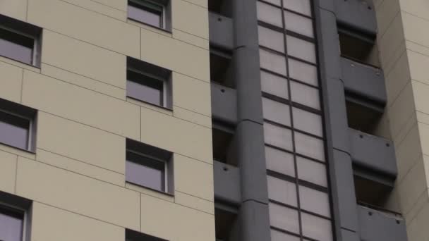 Zooma ut renoverade hög platta lägenhetshus Fönstren — Stockvideo
