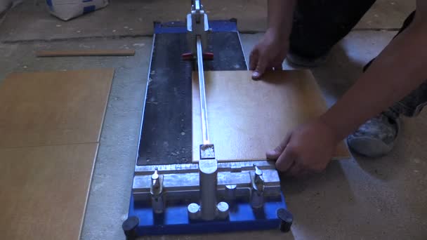 홈 리 모델링 작업에 타일 커터를 사용 하 여 작업자 손 — 비디오