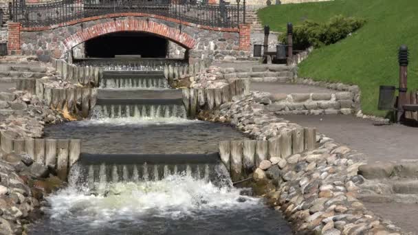 Río arroyo cascada agua escaleras fluyen entre el camino del parque. 4K — Vídeo de stock