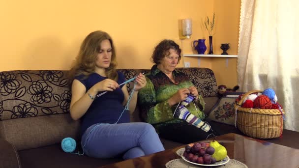 Abuela con agujas de punto chica en el sofá, experiencia, manualidades hobby — Vídeos de Stock