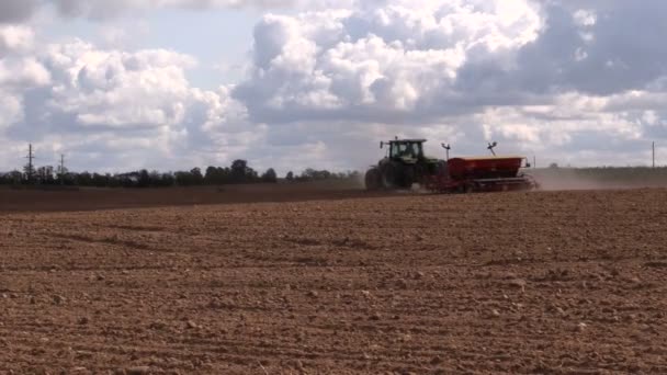 Engrais tracteur préparer le sol dans le champ. Plantation des cultures — Video