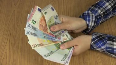 Elini tut farklı kağıt ile euro para fan. 4k