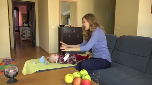 Mann hinterlässt Geldscheine für Frau mit Baby 4k — Stockvideo