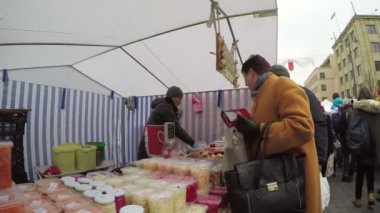 doğal bitkisel gıda ürünleri pazarında tüccar