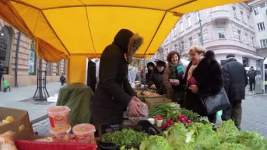 insanlar şehir Pazar durak üzerinde taze sebze fındık alır. 4k