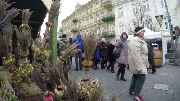 Decoraciones de palma y personas en primavera feria del mercado de eventos — Vídeo de stock