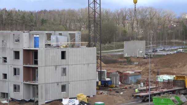 Grue ascenseur bloc de béton maison partie. 4K — Video