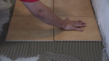 İnşaat işçisi döşeme evde katınız. Closeup çekim