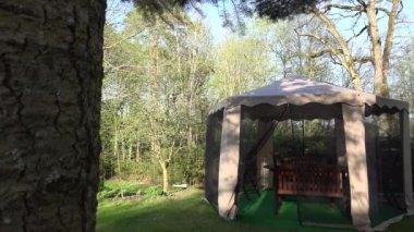 Bahçe bower koruyucu böcek net rüzgarda taşıyın. 4k