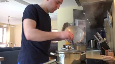 Bebek el ve Buhar tencerede yemek tatma adam olan kadın. 4k