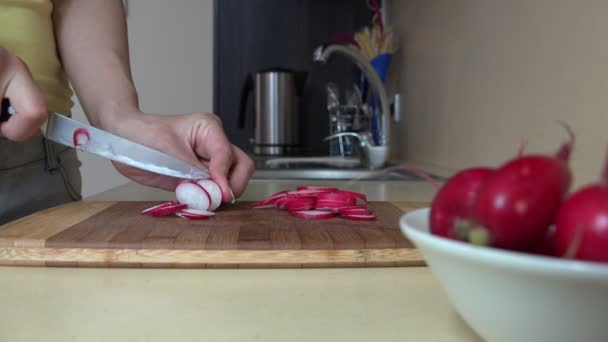 Hand skär Rädisa på cutting board kök. Vegetabilisk kost. — Stockvideo