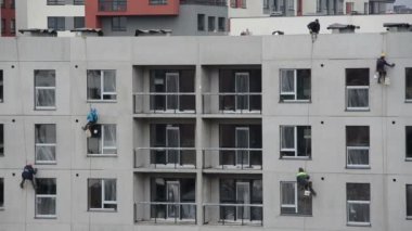 Yeni yapı evin duvarında işçi dağcılar işe