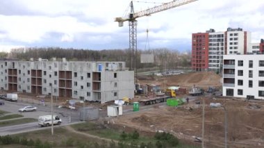 Vinç kaldırma beton blok. İnşaat alanında. 4k