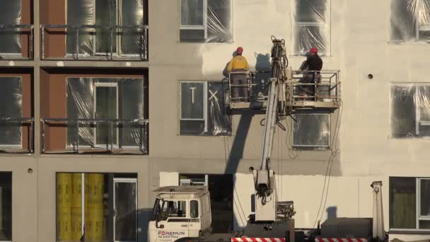 Profissional construtor spray branco nova construção casa fachada. 4K — Vídeo de Stock