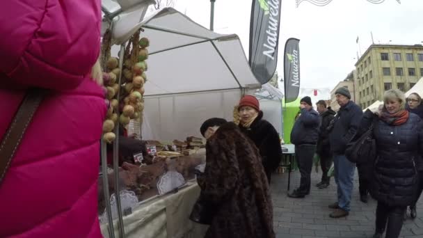 Los clientes compran carne ahumada natural en el mercado de alimentos justo — Vídeos de Stock