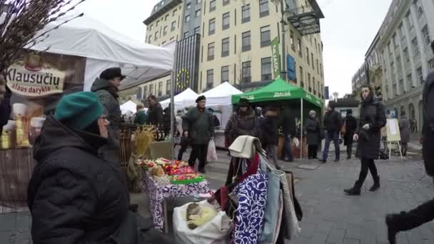 Leverancier mensen verkopen handgemaakte goed in buiten straatfestival eerlijke — Stockvideo