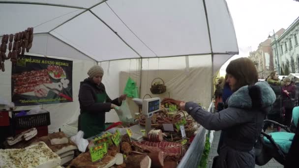 Woman pay money and purchase natural smoked meat in food market — Stock Video