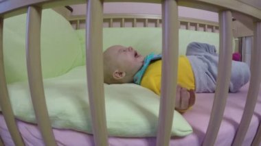 Ağlayan bebek süt şişesiyle sakin aç. 4k