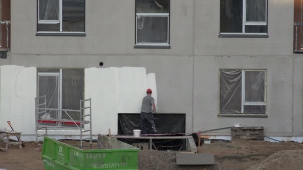 Οικοδόμος χρώματος πρόσοψη σπιτιού λευκό με κύλινδρο. 4k — Αρχείο Βίντεο