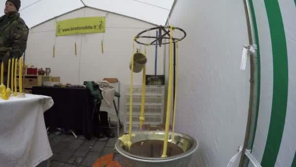 Dimostrazione della fabbricazione manuale di candele con cera d'api sul mercato — Video Stock