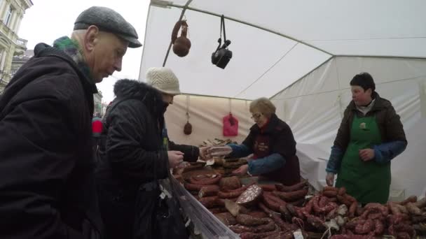 Ludzie kupują organiczne Mięso wędzone sprawiedliwego rynku żywności — Wideo stockowe