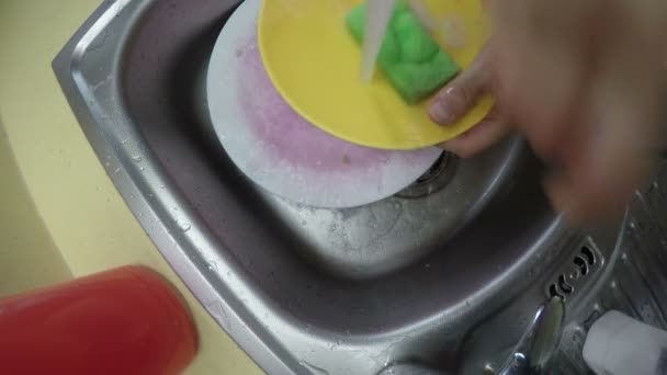 スポンジで手洗う汚れた食器はシンク。タップでカメラがハングアップします。4 k — ストック動画