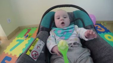 Üst küçük çocuk kaşık gelen meyve püresi patates ile beslenir. 4k