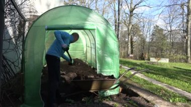 Bahçıvan adam barrow sera için çürük kompost boşaltın. 4k