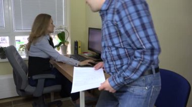 çalışan Sekreter belgelerle için yardıma ihtiyacım var. Office görüntüleme