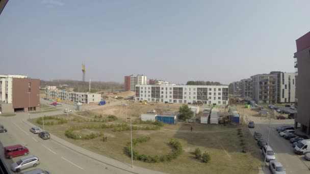 Chantier de construction et maison neuve en milieu urbain. 4K — Video