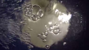 Mavi kova su balonu kapatın. 4k