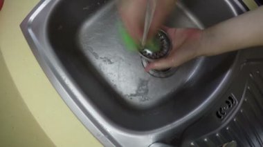 sünger yıkama lavabo musluk akan su altında ver. 4k