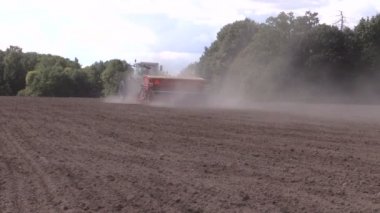 Traktör toz yükselişi döllemek toprak alanı hazırlamak