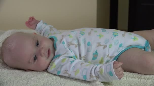 Masajista hacer masaje terapéutico para 5 meses niño en casa . — Vídeo de stock