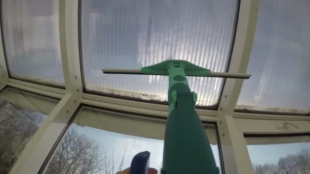 Очиститель для рук жидкость вытрите окно с помощью инструмента squeegee. 4K — стоковое видео
